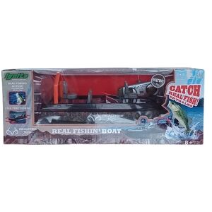 REALTREE RC Fishin' Boat, Catches Real fish, Tackle Included. New In Box!